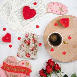 Sachets en lin imité 11 x 14 cm avec l'impression - naturelle / roses Saint-Valentin