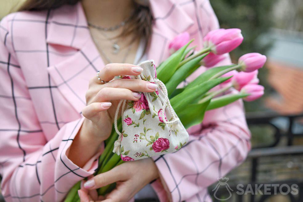 Sachet avec imprimé floral pour un cadeau romantique