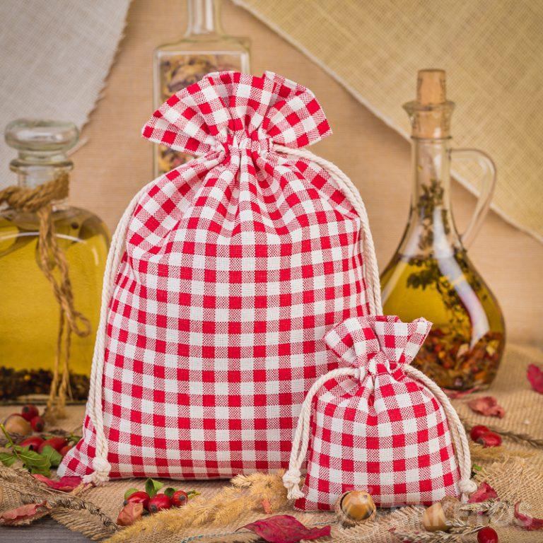 4.Les sachets en lin tendance à carreaux rouges sont une excellente décoration du plateau de cuisine ou de l’étagère