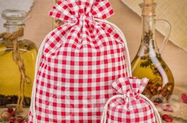 1.	Les sachets en lin tendance à carreaux rouges sont une excellente décoration du plateau de cuisine ou de l’étagère
