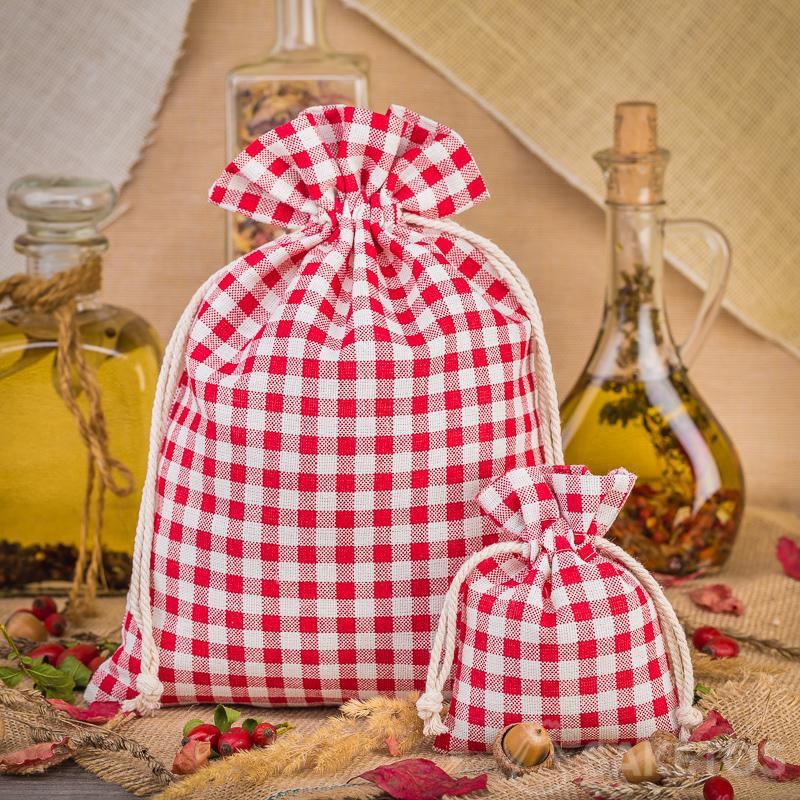 1.Les sachets en lin tendance à carreaux rouges sont une excellente décoration du plateau de cuisine ou de l’étagère