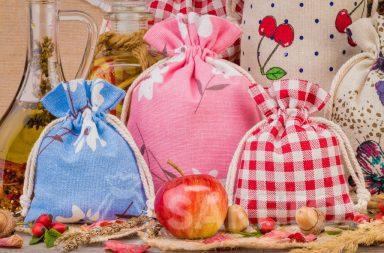 1. Les sachets en lin avec les impressions coloriées pour les décorations de votre maison Un sachet en organdi forme un emballage élégant de la bougie