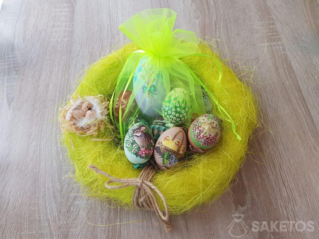 Oeufs de Pâques peints à la main dans des sacs en organza vert fluo.