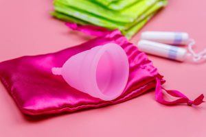Le sachet subtil pour les serviettes , tampons et coupe menstruelle 