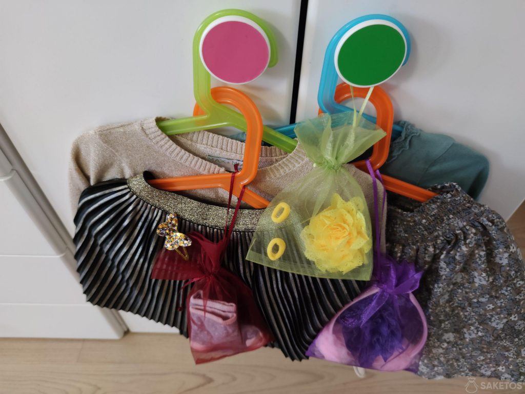 Les sacs en organza utilisés pour ranger des accessoires pour les cheveux, vous aideront à garder vos barrettes et vos chouchous en ordre.