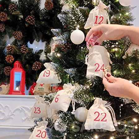 Calendrier de l'Avent pour le sapin de Noël - Sapin de Noël décoré avec des sachets