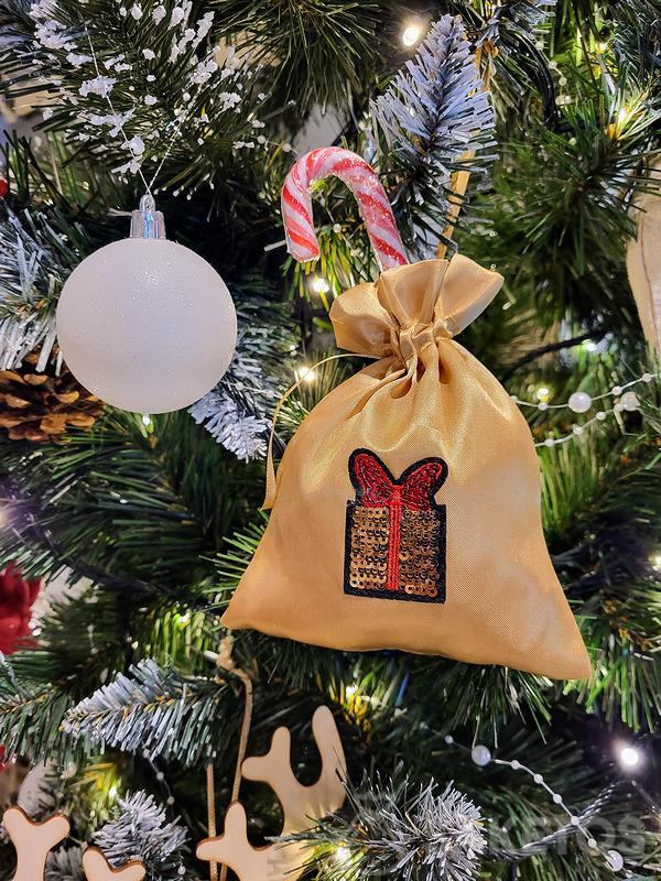 Décorations du sapin de Noël avec des cadeaux - sac avec sucette