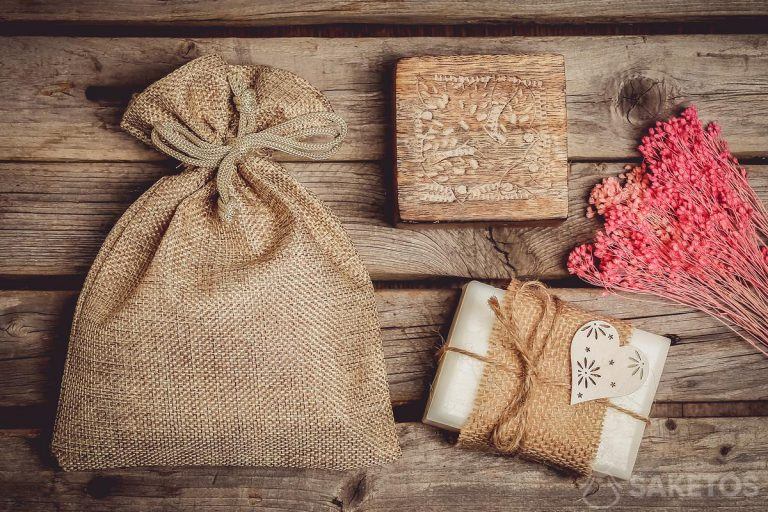 Les cosmétiques naturels tels que le savon artisanal ont fière allure emballés dans un sac en jute.
