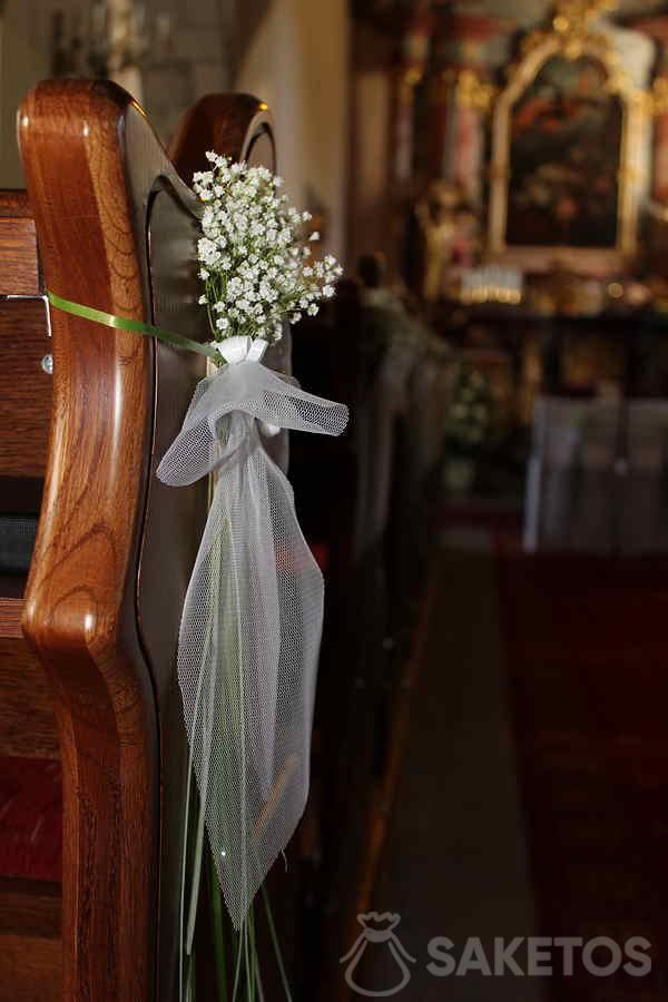 Bouquet de fleurs de gypsophile - décoration pour un banc dans l'église