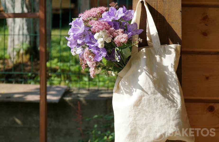 Décoration pas chère pour un mariage rustique - un sac en coton avec des fleurs