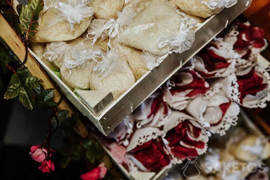 Pétales de fleurs dans des cônes et riz dans des sacs - vérifiez quoi saupoudrer les mariés au mariage