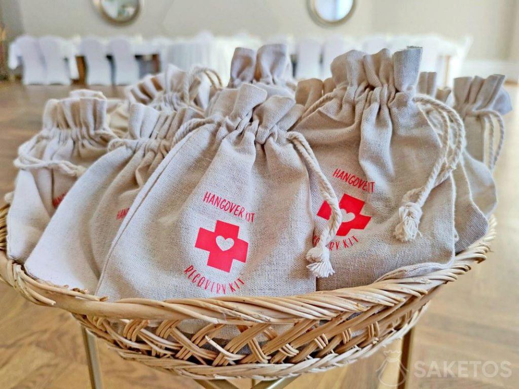 Table avec des sacs de kit de gueule de bois - cadeaux pour les invités au mariage