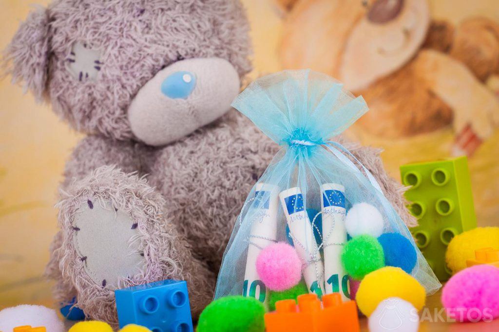 Un ours en peluche tenant un sac d'argent pour un enfant