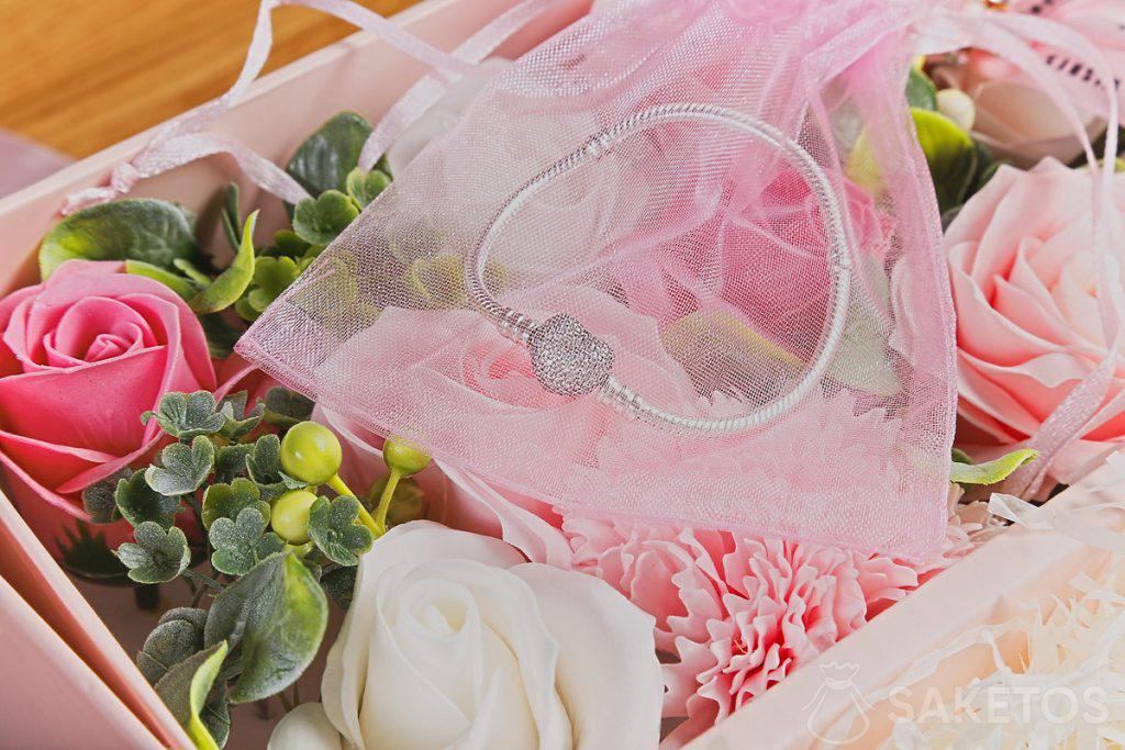 Coffret de fleurs de savon et bracelet dans un sac en organza
