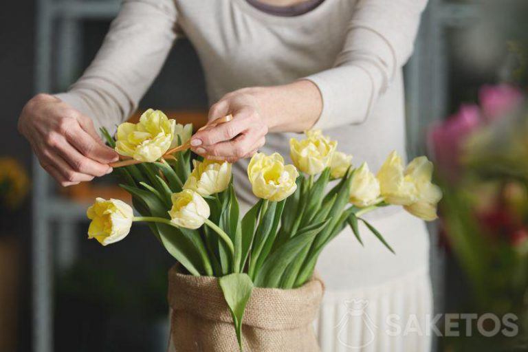 Un bouquet de tulipes dans un sac en toile de jute