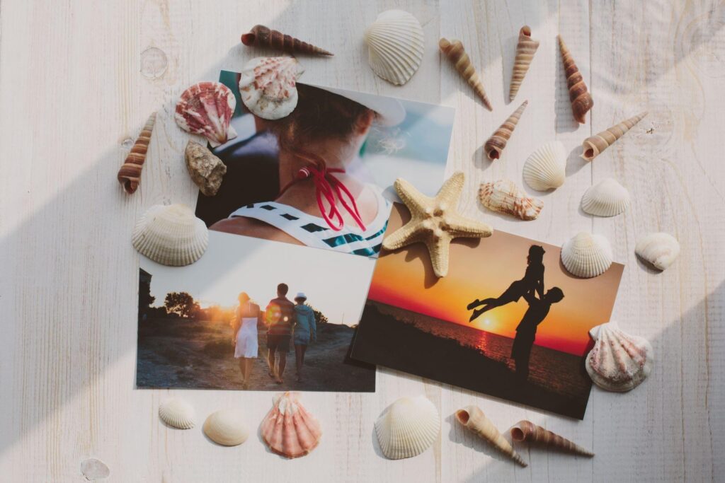 Un collage de photos et de coquillages rappelle des souvenirs de vacances !