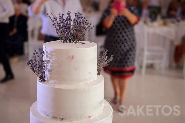Gâteau de mariage à la lavande - décorations de mariage à la lavande