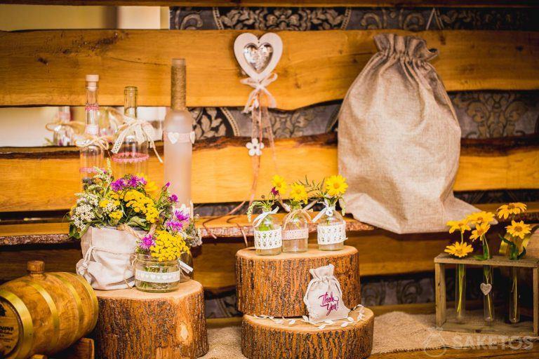 Décorations de table de mariage de style rustique – sacs en lin et jute