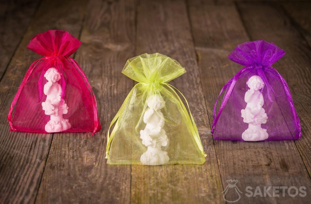 Figurines d'anges emballées dans des sacs en organza colorés pour remercier les invités du mariage.