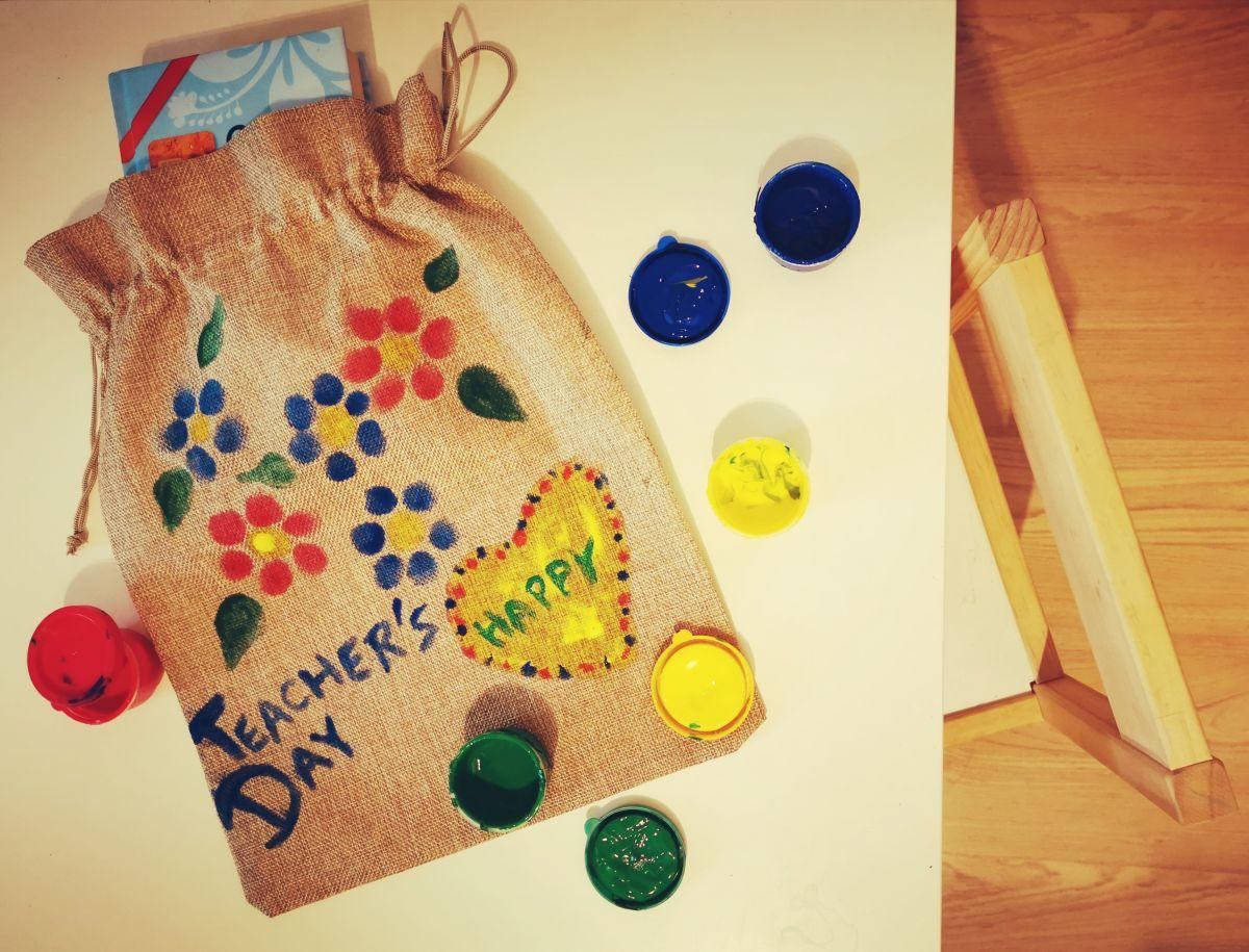 Les étudiants peuvent décorer des sacs en tissu comme cadeaux pour les enseignants eux-mêmes !