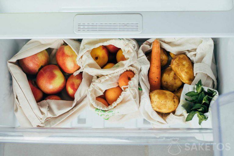 Les sacs en tissu ne seront pas seulement utiles pour faire les courses : utilisez-les pour conserver les légumes et les fruits dans le garde-manger !