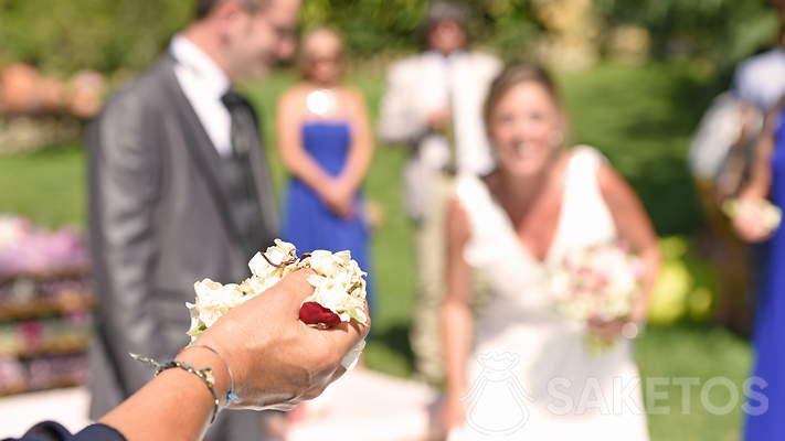 Comment emballer des pétales de fleurs pour un mariage ?