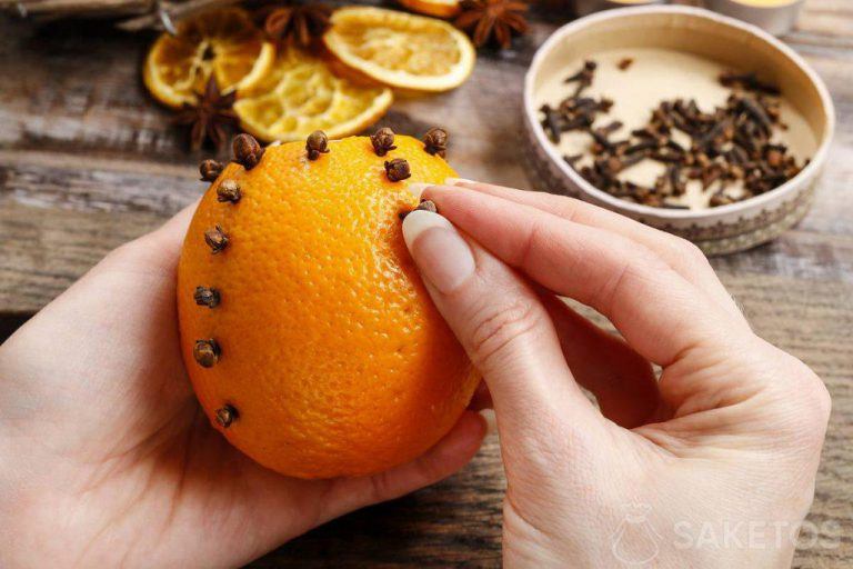 Décoration écologique pour la table de Noël - orange aromatique avec clous de girofle