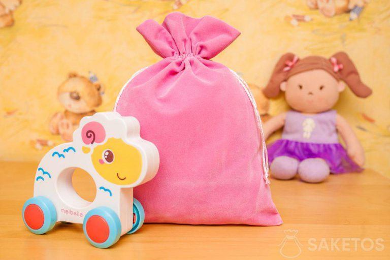 Les sacs en tissu velours sont excellents pour le rangement décoratif des jouets.