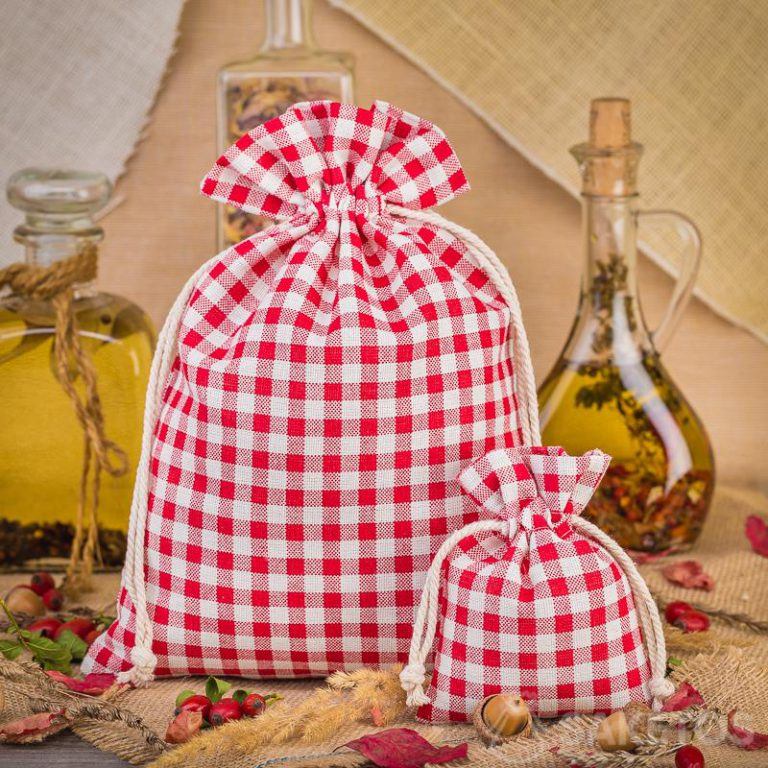 Les sacs en lin à carreaux rouges à la mode sont une excellente décoration pour un comptoir de cuisine ou une étagère.