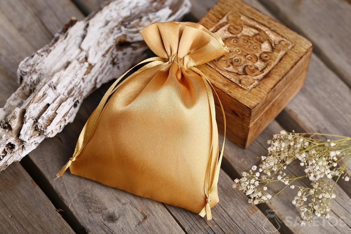 Une façon élégante d'emballer un cadeau - choisissez simplement un sac en satin.