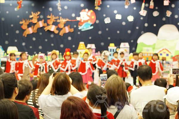 Le Père Noël à l'école maternelle - spectacle pour enfants