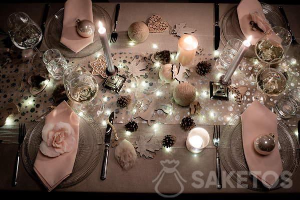 Décoration de la table de Noël avec des lumières