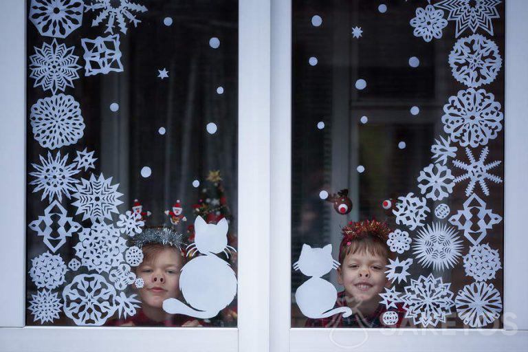 Décoration de la fenêtre de la chambre d'enfant - décorations d'hiver