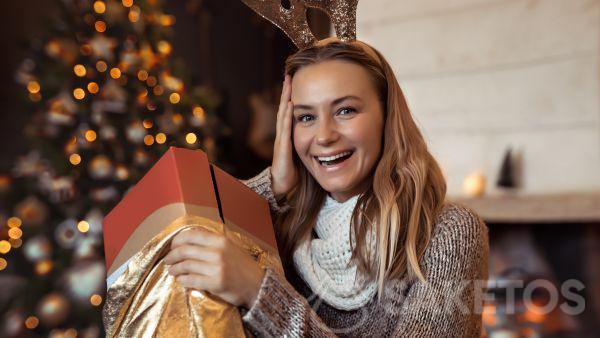 Élégant sac doré pour l'emballage des cadeaux de Noël