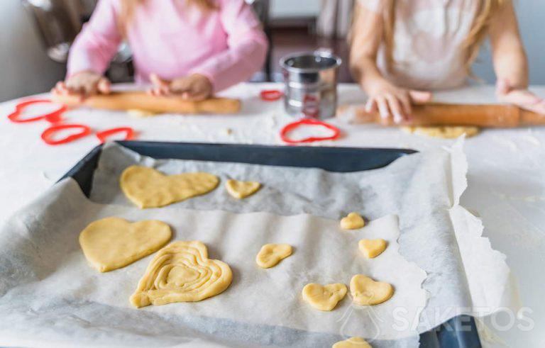Biscuits en forme de cœur préparés par les petits-enfants pour grand-mère et grand-père