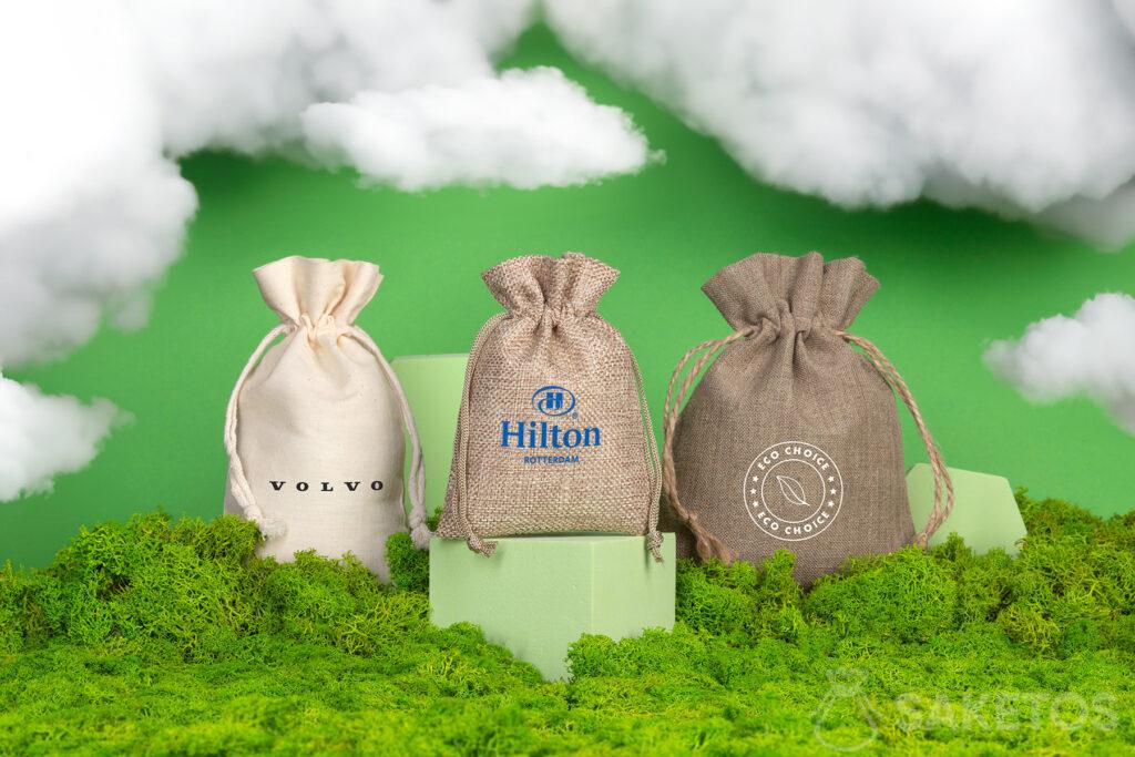 Pochettes réutilisables avec les logos des clients de Saketos. Matériaux naturels – branding