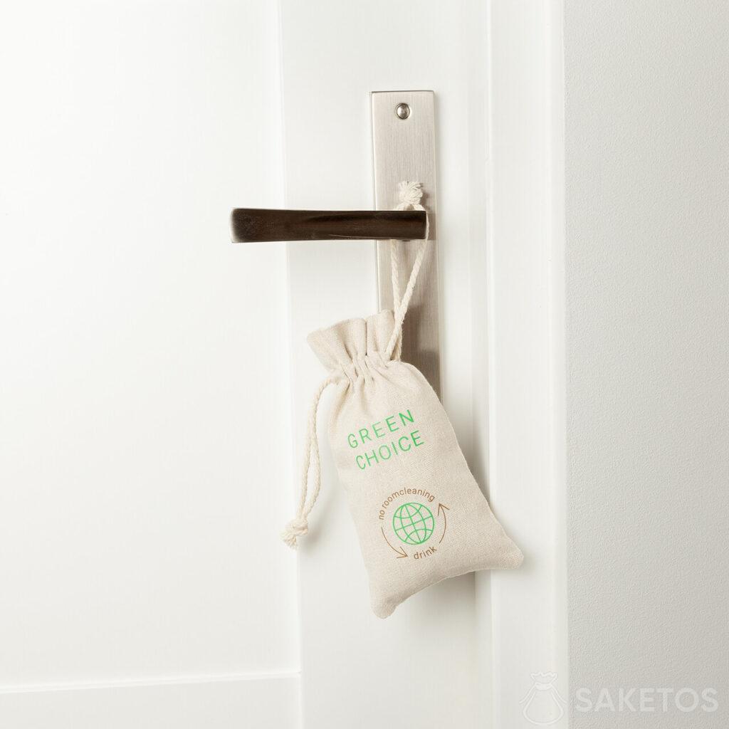 Sachet à suspendre sur la poignée de porte d'un hôtel, en remplacement des étiquettes traditionnelles