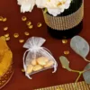 Mini pochons en organza avec amandes dorées, cadeau élégant.