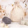 Grands sacs en lin pour ranger la laine et les accessoires de loisirs créatifs.