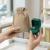 Sacs en jute comme emballage élégant pour une bague.