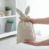 Sacs en lin avec un adorable lapin en peluche à l'intérieur.