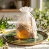 Sacs en organza comme emballage décoratif dla un pot de miel.