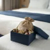 Sacs en jute avec cadeau de bienvenue pour clients d'hôtel.