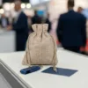 Sacs en jute pour objets publicitaires de conférence.