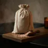 Sacs en lin avec du sel de bain dans un décor SPA relaxant.
