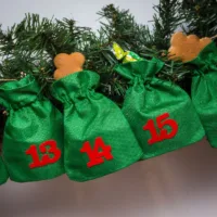 Calendrier de l'Avent sacs de jute 13 x 18 cm - vert + chiffres rouges Sac avec impression