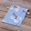 Sachet en lin imité 15 x 20 cm avec l'impression - naturel / fleurs bleues En voyage