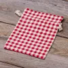 Sachet en lin imité 15 x 20 cm avec l'impression - naturel / treillis rouge Pour enfants