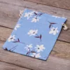 Sachet en lin imité 18 x 24 cm avec l'impression - naturel / fleurs bleues Pour enfants