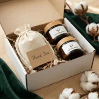 Coffret cadeau avec cosmétiques et pochons en coton.